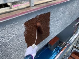 外壁塗装に使われる2種類の塗料、アクリル系とウレタン系の特徴