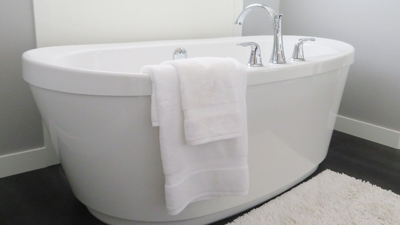 お風呂リフォームで選ぶことのできる浴槽の形・材質の種類